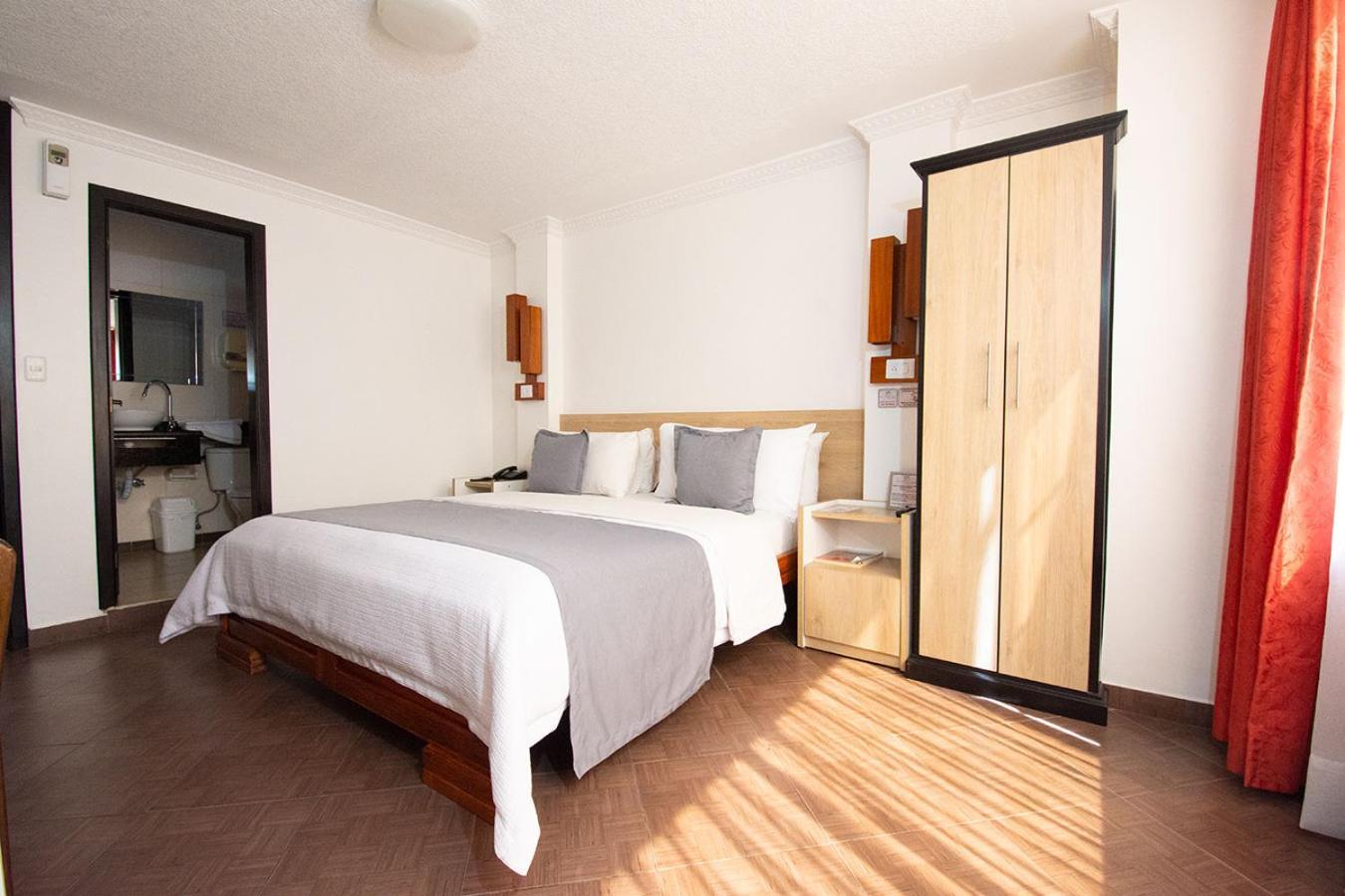 Hotel Plaza Victoria Ibarra Exteriör bild